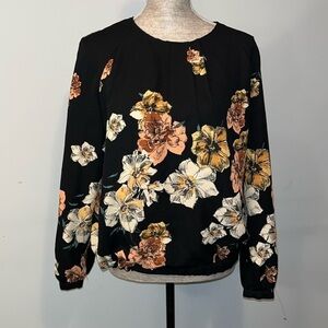 NWOT* Zara beautiful flora blouse, never worn. Size Extra Large
